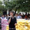 Đàm Vĩnh Hưng mặc đồ hiệu làm từ thiện tại miền Trung.