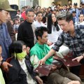 Đàm Vĩnh Hưng làm từ thiện tại miền Trung.