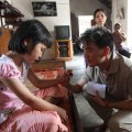 Đàm Vĩnh Hưng ân cần bên các bệnh nhi.
