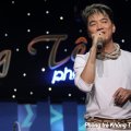 Hình Mr.Đàm biểu diễn trong đêm ca nhạc đặc biệt.