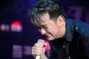 Mr Đàm tự tủi phận khóc cho kiếp cầm ca!