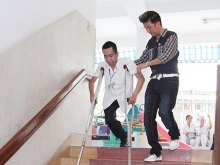 Mr.Đàm và học trò trao quà cho các nạn nhân da cam. Mr.Đàm và học trò trao quà cho các nạn nhân da cam.