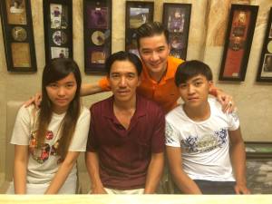 cam-dong-cau-chuyen-dam-vinh-hung-nho-facebook-tim-em-trai-that-lac